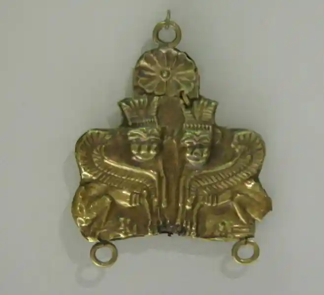 Gold pendant, sun symbol, winged animals with crown